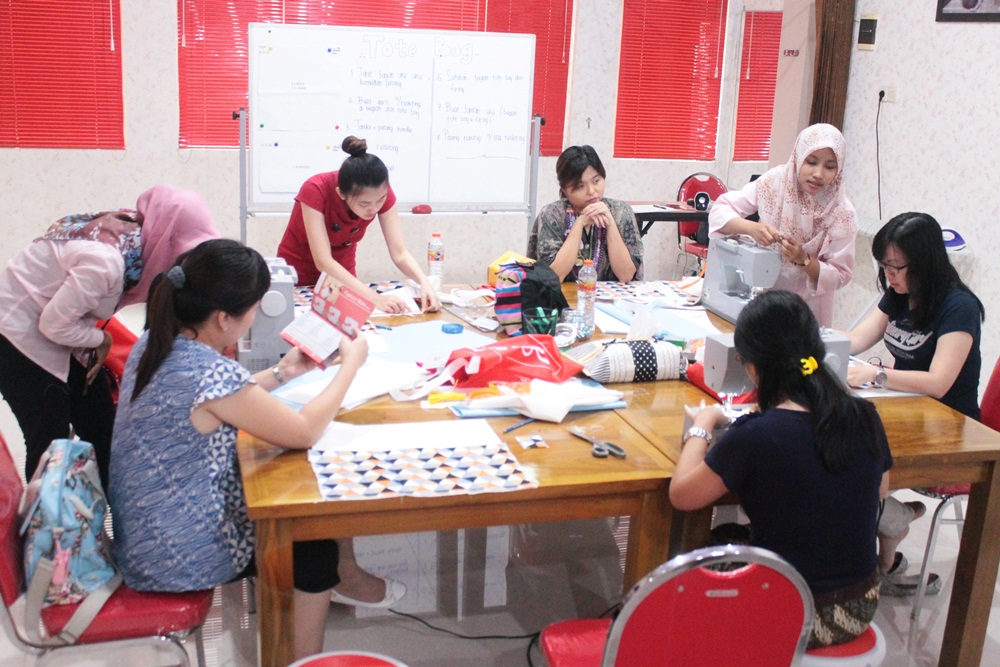 serunya belajar menjahit bareng sewing club