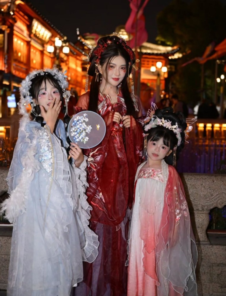 Sentuhan Klasik Ala Drama China, Gaya Sarwendah Saat Liburan Ke Shanghai