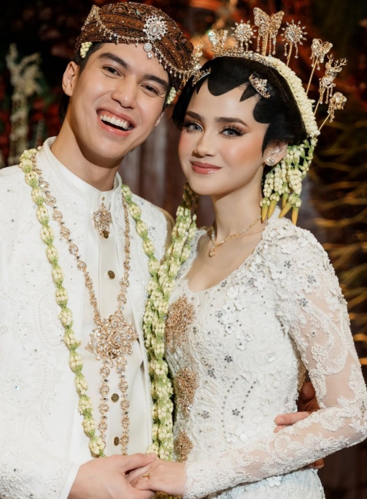 Mengusung Tradisi Jawa, Tampilan Akad Syifa Hadju Hadir Dengan Sentuhan Modern