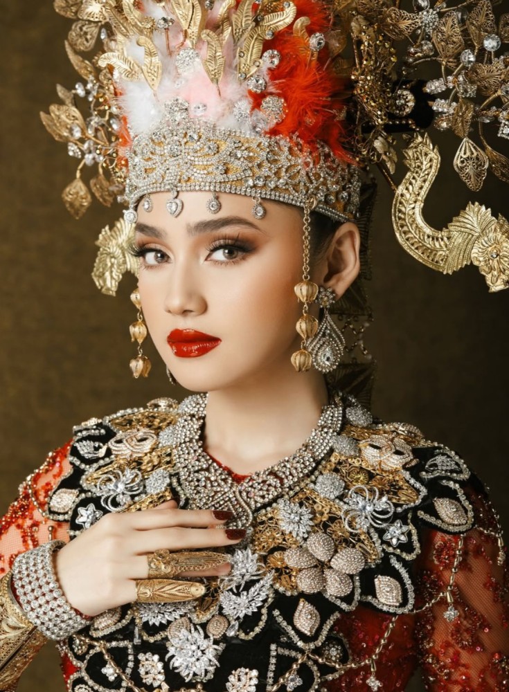 Red Royalty: Prewedding Syifa & El Rumi Dalam Nuansa Adat Gorontalo