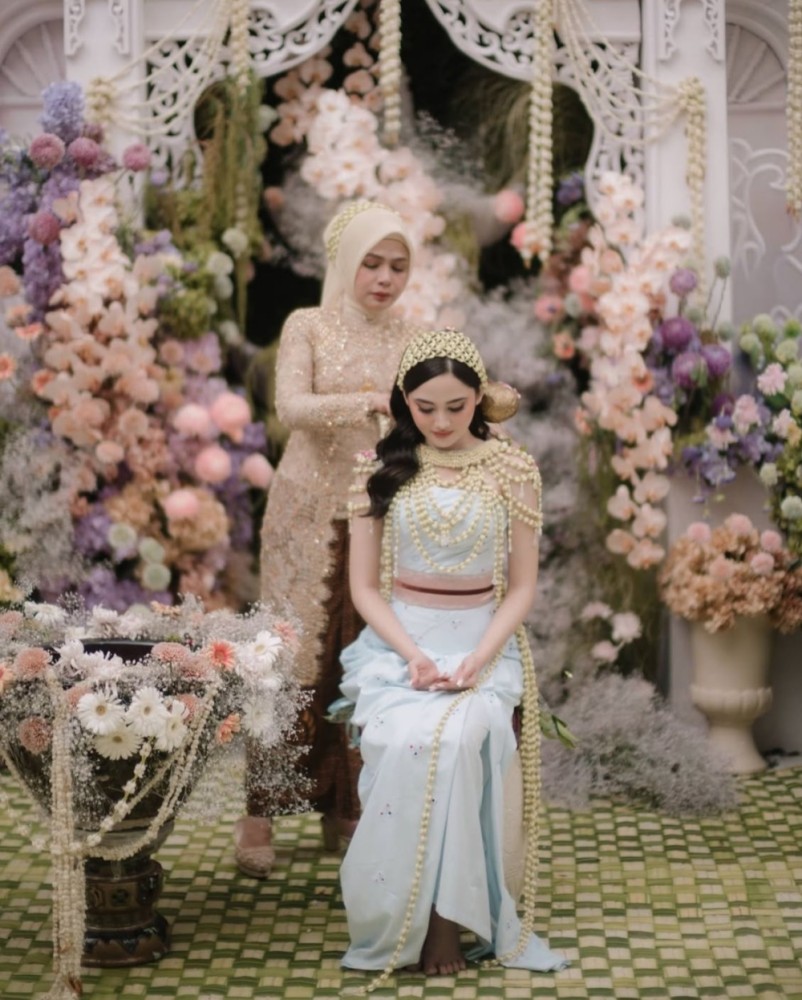 Statement Look Syifa Hadju Saat Siraman, Hadirkan Inspirasi Elegan Ala Bridgerton