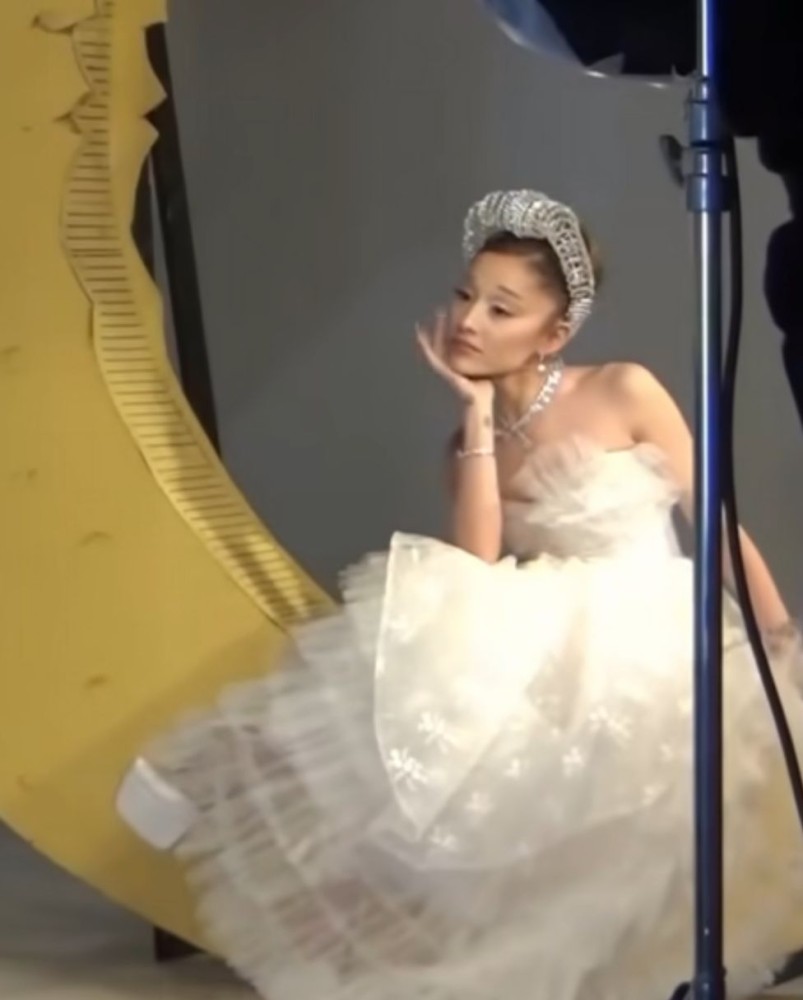 Ariana Grande Kenakan Headpiece Desainer Indonesia