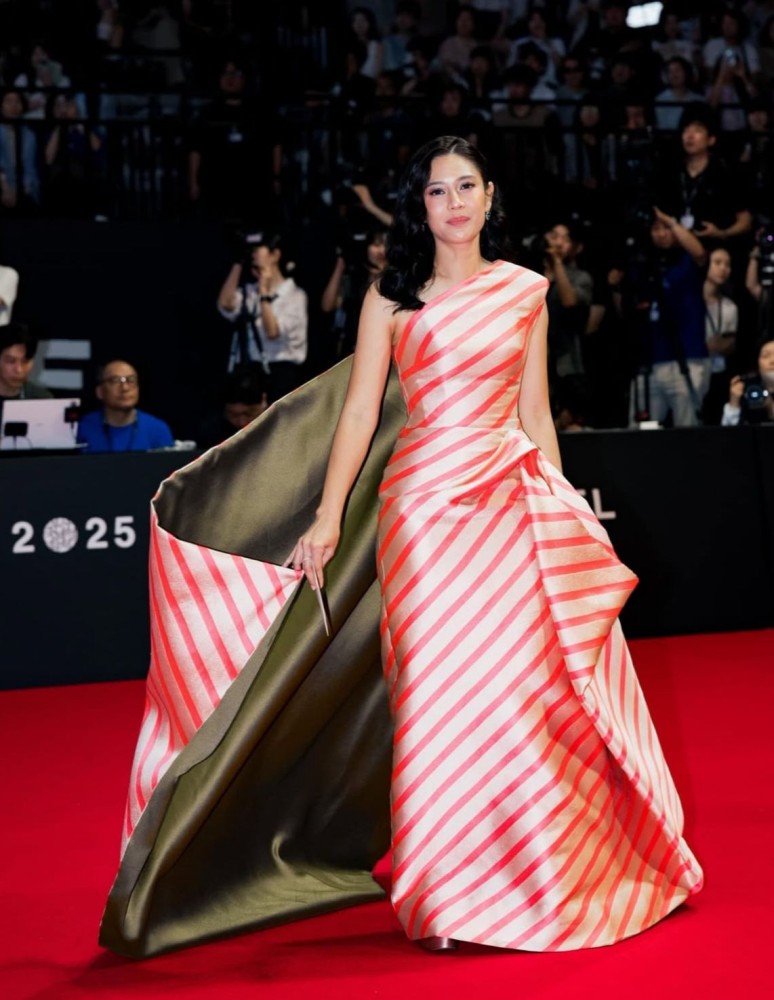 Dian Sastro Tampil Elegan Dengan Gaun Asimetris Di BIFF 2025