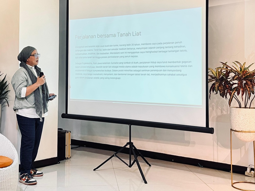 Endang Lestari Beri Pesan Untuk Para Seniman Perempuan Lewat Karya Seni Keramik