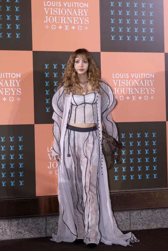 Lisa BLACKPINK Tampil Ikonik Di Louis Vuitton Visionary Journeys