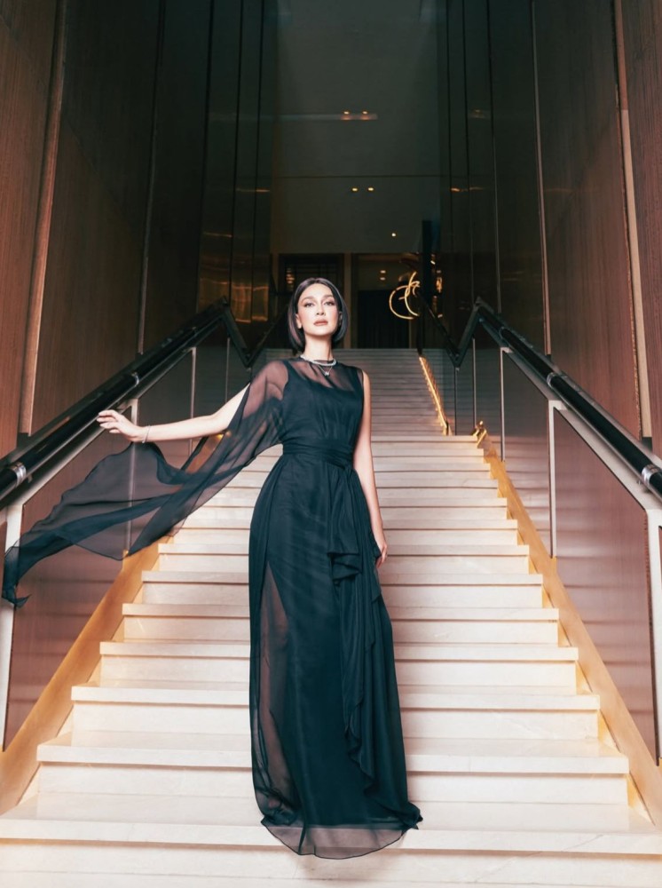 Gaya Rambut Sleek Bob Hairstyle Luna Maya Curi Perhatian