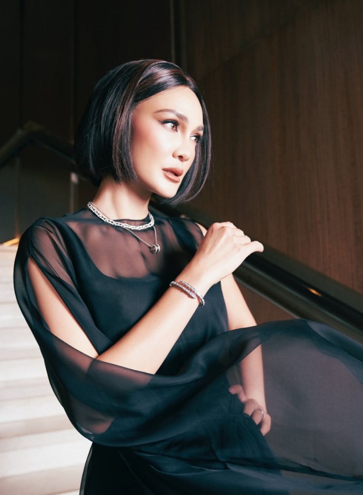 Gaya Rambut Sleek Bob Hairstyle Luna Maya Curi Perhatian