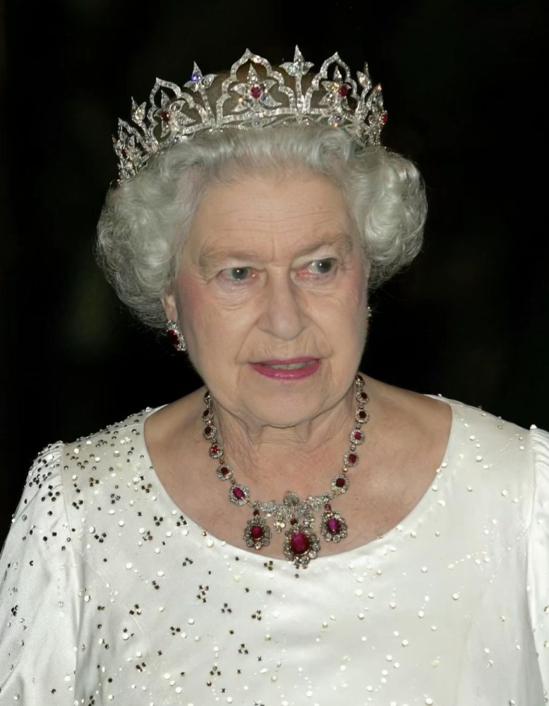 Kate Middleton Tampil Ikonik Kenakan Tiara Bersejarah