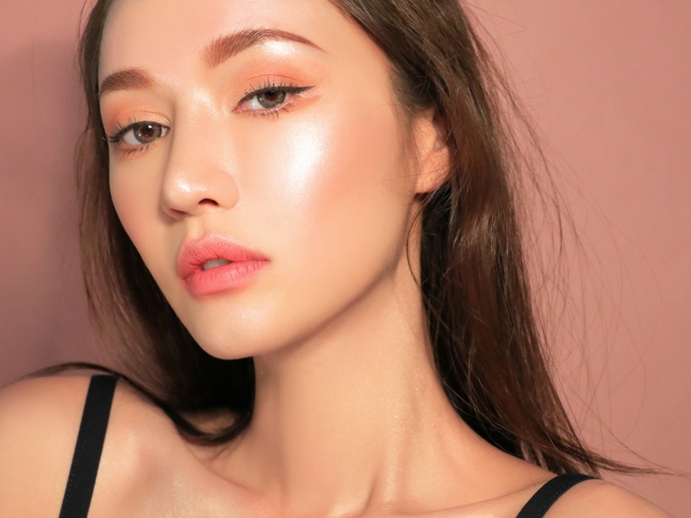 5 Highlighter Cair Yang Cocok Untuk Dewy Look