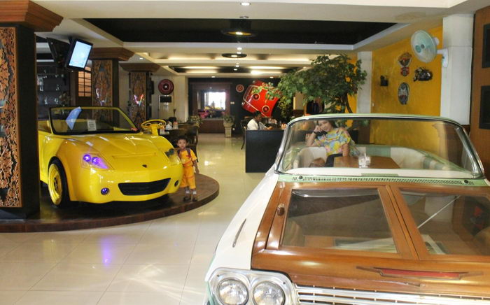 Bersantap Dikelilingi Mobil Klasik