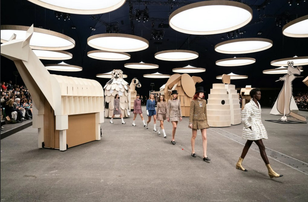 Chanel Hadirkan Dekorasi Unik di Panggung Runwaynya!