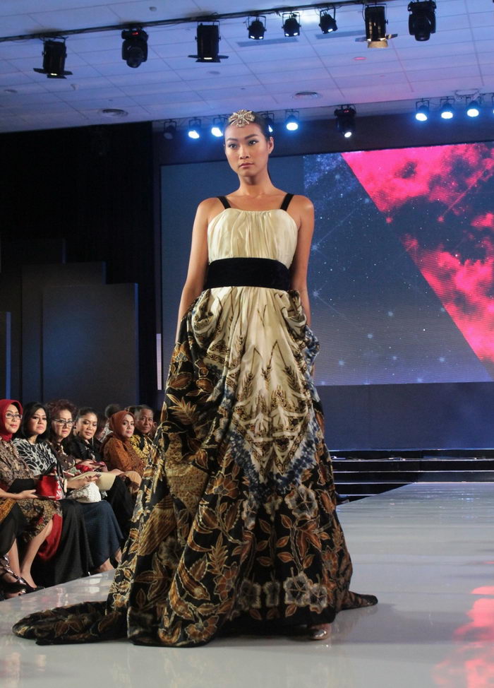CWFW 2017 : Condrosengkolo, keselarasan antara manusia dan alam semesta dalam Iwan Tirta Private Collection