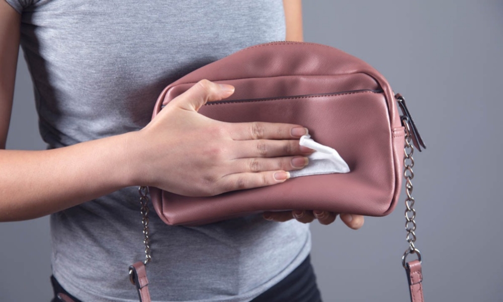 Gak Perlu Panik! Tips Ampuh Keringkan Tas Basah karena Hujan