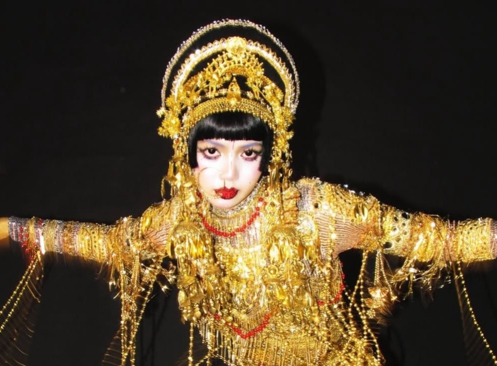 Gaya Halloween Lisa BLACKPINK Terinspirasi Dari Serial Animasi