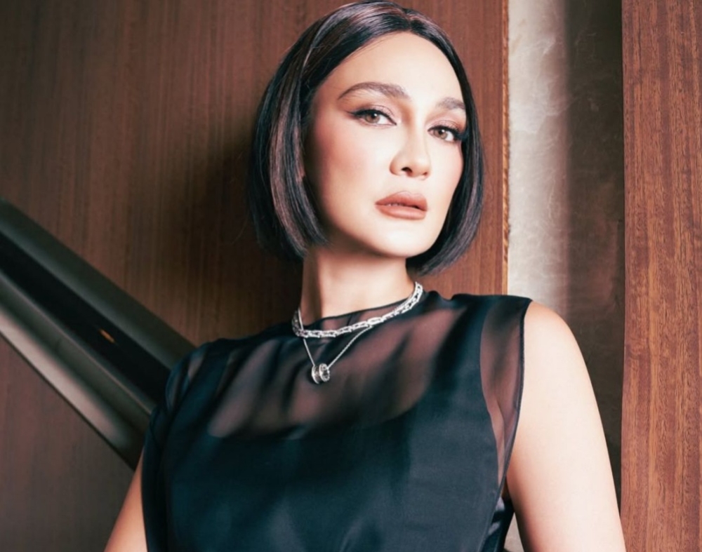 Gaya Rambut Sleek Bob Hairstyle Luna Maya Curi Perhatian