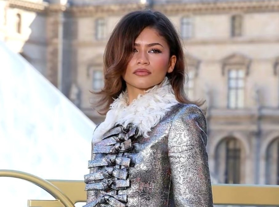 Intip Gaya Futuristik Zendaya Di Paris Fashion Week 2025