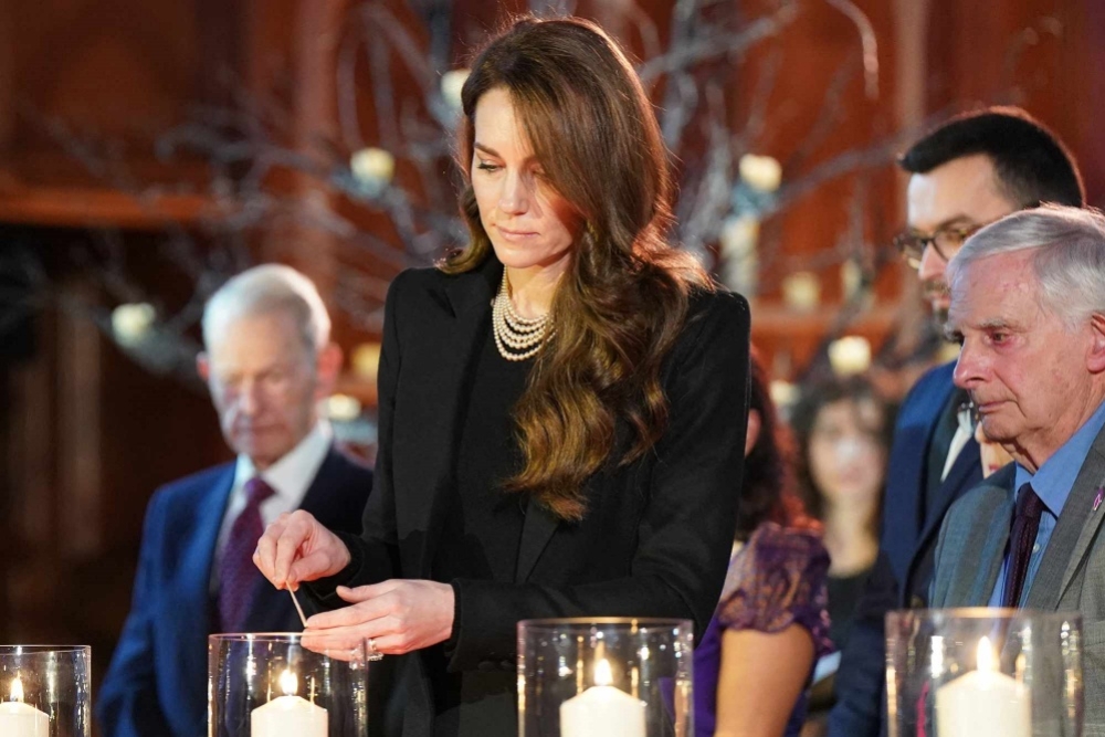 Kalung Mutiara Kate Middleton Curi Perhatian Saat Hadir di Peringatan Holocaust