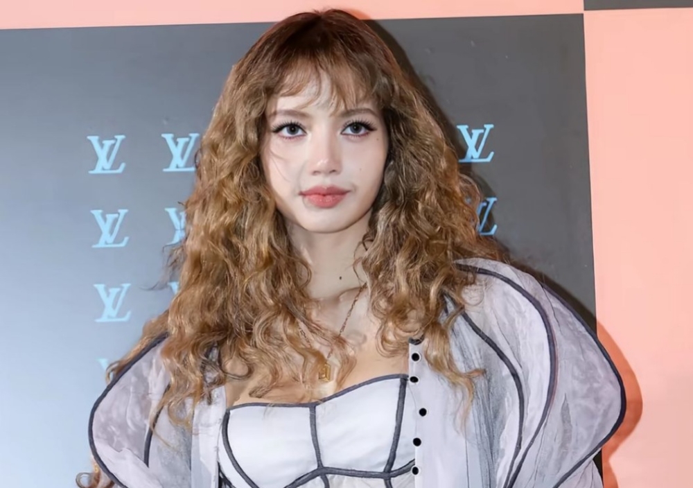 Lisa BLACKPINK Tampil Ikonik Di Louis Vuitton Visionary Journeys