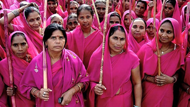 Mengenal Gulabi Gang: Pahlawan Perempuan dari India yang Bersenjatakan Sapu dan Pentungan