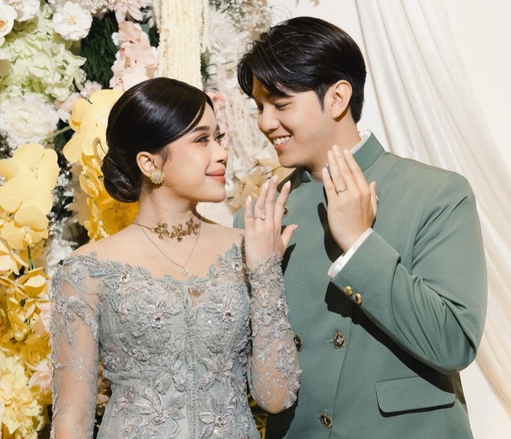 Resmi Tunangan Brisia Jodie dan Jonathan Alden Tampil Serasi