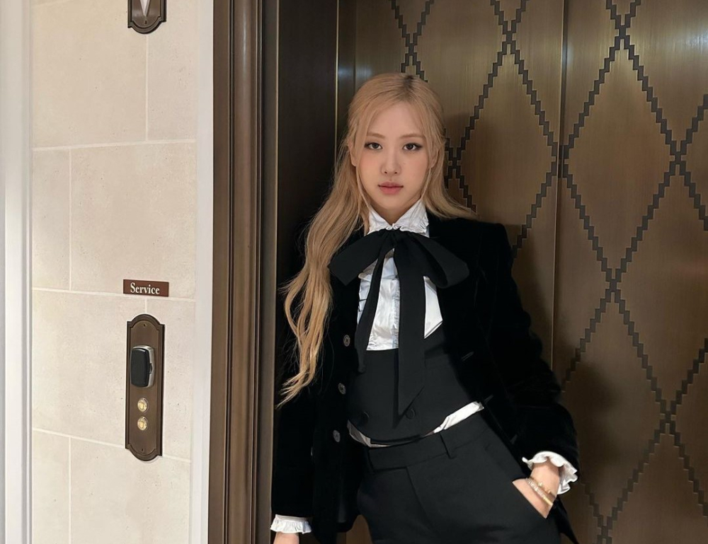 Rose BLACKPINK Pamerkan Foto Bersama Harry Styles Saat Konser di Korea Selatan