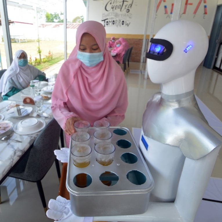 Sabai dan Midun, Dua Robot Pelayan Kafe Rancangan Santri Putri di Sumatra Barat