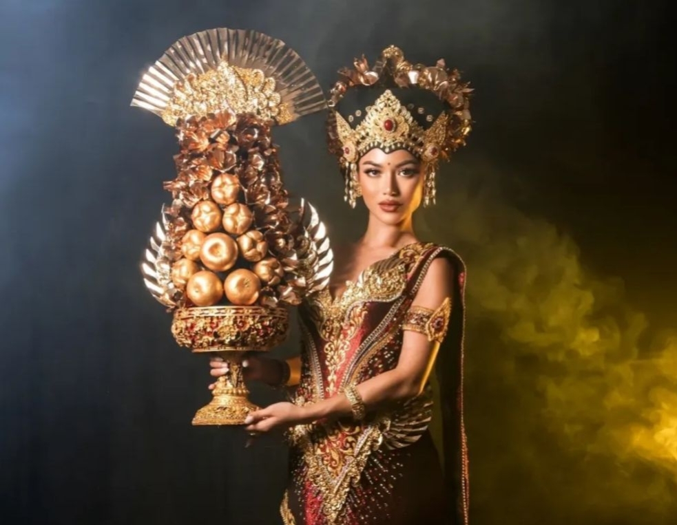 Sanly Liu Perkenalkan Budaya Bali Lewat Kostum “Bali Yadnya” Di Ajang Miss Universe 2025