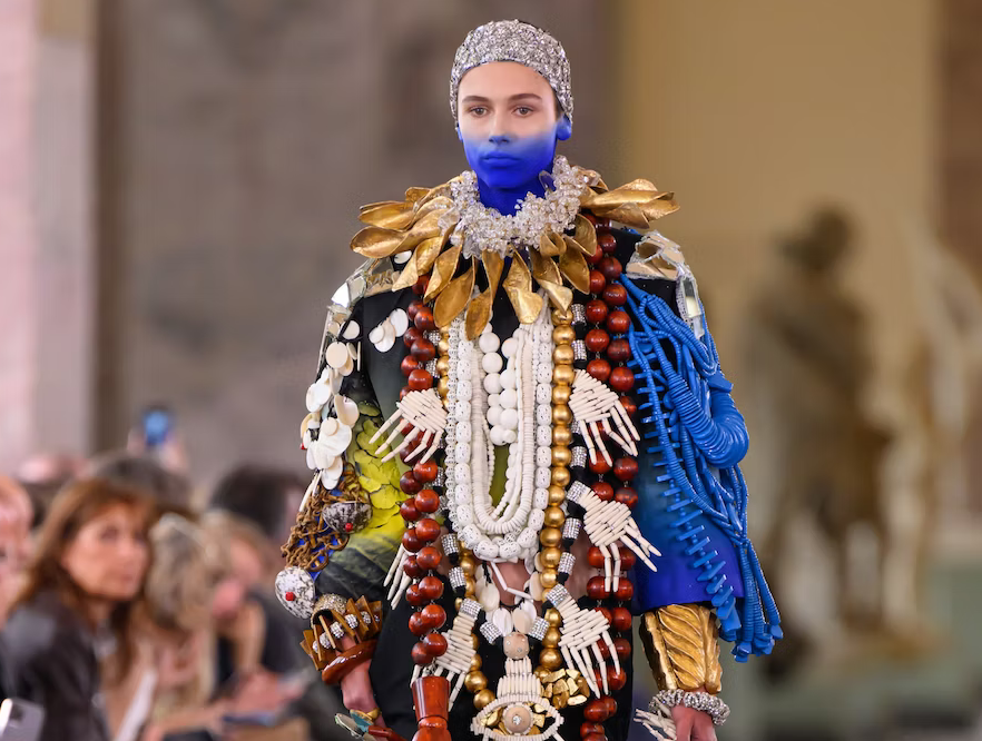 Schiaparelli Hadirkan Busana Nyentrik di Koleksi Fall 2023