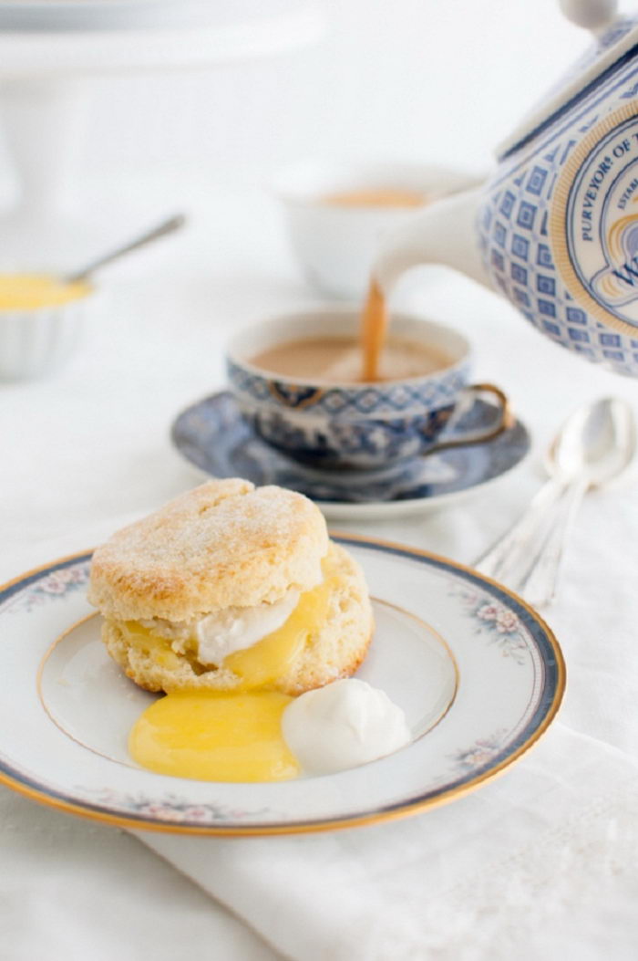 Scone dengan lemon curd untuk afternoon tea