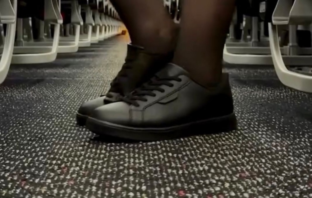 Sneakers Kini, Resmi Menjadi Bagian Uniform Pramugari Japan Airlines