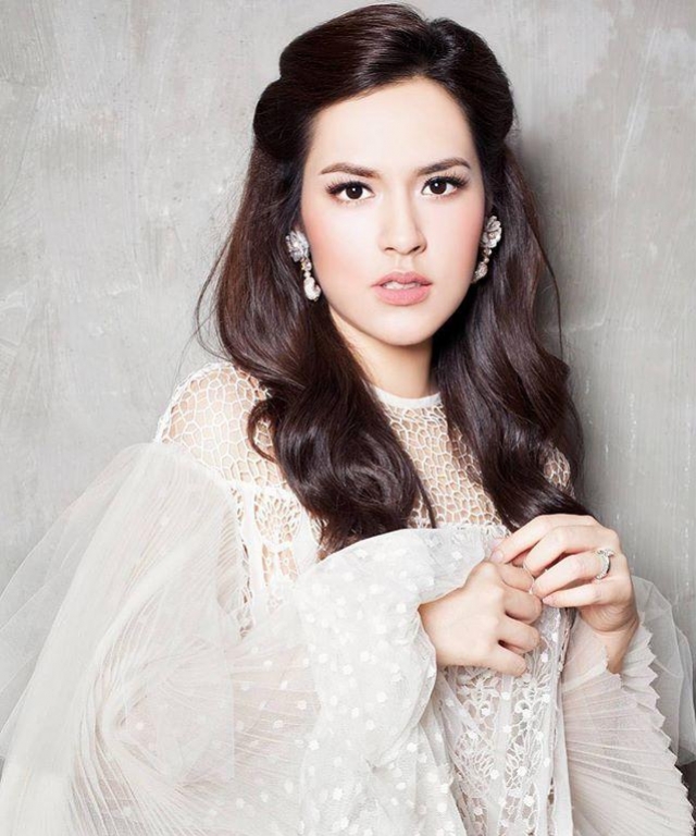 VIRTUAL PHOTOSHOOT ALA RAISA